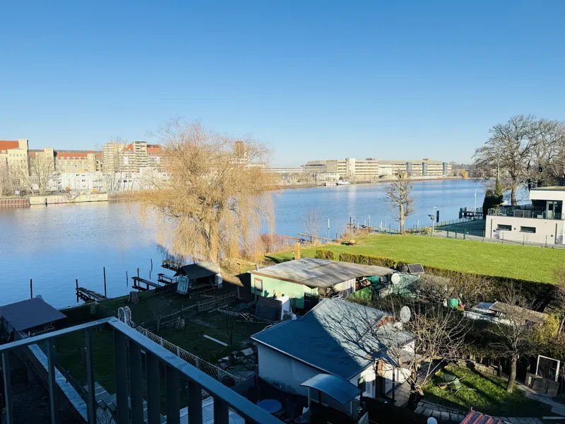 Wohnen mit besonderer Aussicht – 2-Zimmer-Wohnung an der Spree — photo 1